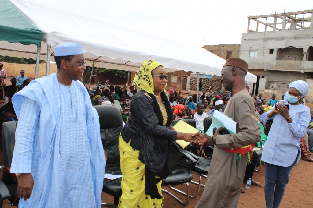 2 ème lancement de l'initiative "Champions de l'nvironnement" à Sabalibougou .La cérémonie fut animée par la troupe théâtrale de la Radio Siguida Kunkan.